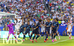 29.06.2026, Fussball Weltmeisterschaft 2026 in den USA, Sechzehntelfinale, Deutschland - Paraguay, im Gillette Stadium (Boston (Foxborough)), dieses Kopfballtor von Jonathan Tah (2.v.li, Deutschland) zum 2:1 gegen Torwart Orlando Gill (li, Paraguay) zählt nicht nach VAR-Entscheidung, wegen vorangegangenem Foul an Torwart Gill von Waldemar Anton (Deutschland).

