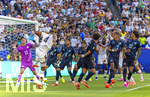 29.06.2026, Fussball Weltmeisterschaft 2026 in den USA, Sechzehntelfinale, Deutschland - Paraguay, im Gillette Stadium (Boston (Foxborough)), dieses Kopfballtor von Jonathan Tah (2.v.li, Deutschland) zum 2:1 gegen Torwart Orlando Gill (li, Paraguay) zählt nicht nach VAR-Entscheidung, wegen vorangegangenem Foul an Torwart Gill von Waldemar Anton (Deutschland).

