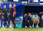 29.06.2026, Fussball Weltmeisterschaft 2026 in den USA, Sechzehntelfinale, Deutschland - Paraguay, im Gillette Stadium (Boston (Foxborough)), Die Deutsche Mannschaft ist im Elfmeterschiessen aus dem Turnier geflogen. li: Sportdirektor Rudi Völler (Deutschland) geht frustriert weg, re: Bundestrainer Julian Nagelsmann (Deutschland), Co-Trainer Benjamin Hübner (Deutschland) nachdenklich auf der Bank 



