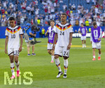 29.06.2026, Fussball Weltmeisterschaft 2026 in den USA, Sechzehntelfinale, Deutschland - Paraguay, im Gillette Stadium (Boston (Foxborough)), Die Deutsche Mannschaft ist im Elfmeterschiessen aus dem Turnier geflogen. v.li: Jamal Musiala (Deutschland), Malick Thiaw (Deutschland) frustrierter Abgang 


