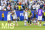 29.06.2026, Fussball Weltmeisterschaft 2026 in den USA, Sechzehntelfinale, Deutschland - Paraguay, im Gillette Stadium (Boston (Foxborough)), Die Deutsche Mannschaft ist im Elfmeterschiessen aus dem Turnier geflogen.  Jonathan Tah (Deutschland) tröstet Nathaniel Brown (Deutschland) re: Malick Thiaw (Deutschland), Nadiem Amiri (Deutschland) am Boden.


