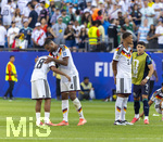 29.06.2026, Fussball Weltmeisterschaft 2026 in den USA, Sechzehntelfinale, Deutschland - Paraguay, im Gillette Stadium (Boston (Foxborough)), Die Deutsche Mannschaft ist im Elfmeterschiessen aus dem Turnier geflogen.  Jonathan Tah (Deutschland) tröstet Nathaniel Brown (Deutschland) re: Malick Thiaw (Deutschland)  


