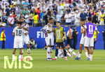 29.06.2026, Fussball Weltmeisterschaft 2026 in den USA, Sechzehntelfinale, Deutschland - Paraguay, im Gillette Stadium (Boston (Foxborough)), Die Deutsche Mannschaft ist im Elfmeterschiessen aus dem Turnier geflogen.  li: Jonathan Tah (Deutschland) tröstet Nathaniel Brown (Deutschland) re: Malick Thiaw (Deutschland) und Ramon Sosa (Paraguay), Alexander Pavlovic (Deutschland), 


