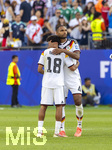 29.06.2026, Fussball Weltmeisterschaft 2026 in den USA, Sechzehntelfinale, Deutschland - Paraguay, im Gillette Stadium (Boston (Foxborough)), Die Deutsche Mannschaft ist im Elfmeterschiessen aus dem Turnier geflogen.  re: Jonathan Tah (Deutschland) tröstet Nathaniel Brown (Deutschland) 

