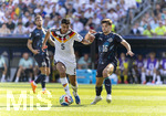 29.06.2026, Fussball Weltmeisterschaft 2026 in den USA, Sechzehntelfinale, Deutschland - Paraguay, im Gillette Stadium (Boston (Foxborough)), v.li: Alexander Pavlovic (Deutschland) gegen Damian Bobadilla (Paraguay) 


