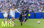 29.06.2026, Fussball Weltmeisterschaft 2026 in den USA, Sechzehntelfinale, Deutschland - Paraguay, im Gillette Stadium (Boston (Foxborough)), li: Kai Hawertz (Deutschland) gegen Matias Galarza  (Paraguay) 


