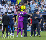 29.06.2026, Fussball Weltmeisterschaft 2026 in den USA, Sechzehntelfinale, Deutschland - Paraguay, im Gillette Stadium (Boston (Foxborough)),  Torwart Orlando Gill  (Paraguay) umarmt seinen Trainer Gustavo Alfaro  (Paraguay)



