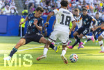 29.06.2026, Fussball Weltmeisterschaft 2026 in den USA, Sechzehntelfinale, Deutschland - Paraguay, im Gillette Stadium (Boston (Foxborough)), li: Andres Cubas  (Paraguay) gegen Nathaniel Brown (Deutschland) 


