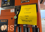 30.06.2026,  Bad Wörishofen in Bayern, kurzfristiger Spritmangel an Tankstellen wegen des auslaufens des Tankrabatts der Bundesregierung am 1.7.2026.  Hier an einer Freien V-Markt-Tankstelle in Bad Wörishofen (Unterallgäu) hängen Schilder für die Kunden, Kein Kraftstoff mehr zur Verfügung. Weil viele Autofahrer noch die günstigen Preise bis Mitternacht ausnutzen wollten, sind die Tanks leergekauft.