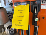 30.06.2026,  Bad Wörishofen in Bayern, kurzfristiger Spritmangel an Tankstellen wegen des auslaufens des Tankrabatts der Bundesregierung am 1.7.2026.  Hier an einer Freien V-Markt-Tankstelle in Bad Wörishofen (Unterallgäu) hängen Schilder für die Kunden, Kein Kraftstoff mehr zur Verfügung. Weil viele Autofahrer noch die günstigen Preise bis Mitternacht ausnutzen wollten, sind die Tanks leergekauft.