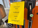 30.06.2026,  Bad Wörishofen in Bayern, kurzfristiger Spritmangel an Tankstellen wegen des auslaufens des Tankrabatts der Bundesregierung am 1.7.2026.  Hier an einer Freien V-Markt-Tankstelle in Bad Wörishofen (Unterallgäu) hängen Schilder für die Kunden, Kein Kraftstoff mehr zur Verfügung. Weil viele Autofahrer noch die günstigen Preise bis Mitternacht ausnutzen wollten, sind die Tanks leergekauft.