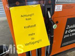 30.06.2026,  Bad Wörishofen in Bayern, kurzfristiger Spritmangel an Tankstellen wegen des auslaufens des Tankrabatts der Bundesregierung am 1.7.2026.  Hier an einer Freien V-Markt-Tankstelle in Bad Wörishofen (Unterallgäu) hängen Schilder für die Kunden, Kein Kraftstoff mehr zur Verfügung. Weil viele Autofahrer noch die günstigen Preise bis Mitternacht ausnutzen wollten, sind die Tanks leergekauft.