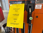 30.06.2026,  Bad Wörishofen in Bayern, kurzfristiger Spritmangel an Tankstellen wegen des auslaufens des Tankrabatts der Bundesregierung am 1.7.2026.  Hier an einer Freien V-Markt-Tankstelle in Bad Wörishofen (Unterallgäu) hängen Schilder für die Kunden, Kein Kraftstoff mehr zur Verfügung. Weil viele Autofahrer noch die günstigen Preise bis Mitternacht ausnutzen wollten, sind die Tanks leergekauft.