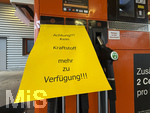 30.06.2026,  Bad Wörishofen in Bayern, kurzfristiger Spritmangel an Tankstellen wegen des auslaufens des Tankrabatts der Bundesregierung am 1.7.2026.  Hier an einer Freien V-Markt-Tankstelle in Bad Wörishofen (Unterallgäu) hängen Schilder für die Kunden, Kein Kraftstoff mehr zur Verfügung. Weil viele Autofahrer noch die günstigen Preise bis Mitternacht ausnutzen wollten, sind die Tanks leergekauft.