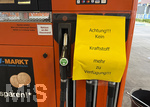 30.06.2026,  Bad Wörishofen in Bayern, kurzfristiger Spritmangel an Tankstellen wegen des auslaufens des Tankrabatts der Bundesregierung am 1.7.2026.  Hier an einer Freien V-Markt-Tankstelle in Bad Wörishofen (Unterallgäu) hängen Schilder für die Kunden, Kein Kraftstoff mehr zur Verfügung. Weil viele Autofahrer noch die günstigen Preise bis Mitternacht ausnutzen wollten, sind die Tanks leergekauft.