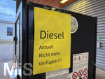 30.06.2026,  Bad Wörishofen in Bayern, kurzfristiger Spritmangel an Tankstellen wegen des auslaufens des Tankrabatts der Bundesregierung am 1.7.2026.  Hier an einer Freien V-Markt-Tankstelle in Bad Wörishofen (Unterallgäu) hängen Schilder für die Kunden, DIESEL aktell nicht mehr verfügbar. Weil viele Autofahrer noch die günstigen Preise bis Mitternacht ausnutzen wollten, sind die Tanks leergekauft.