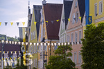 03.07.2026,  Frundsbergfest Mindelheim 2026, Historisches-Fest im Unterallgäu mit tausenden Mitwirkenden. Die Kreisstadt Mindelheim kehrt für eine Woche ins Mittelalter zurück um ihre historische Geschichte zu feiern. Hausfassaden in der Maximilianstrasse 