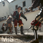04.07.2026,  Frundsbergfest Mindelheim 2026, Historisches-Fest im Unterallgäu mit tausenden Mitwirkenden. Die Kreisstadt Mindelheim kehrt für eine Woche ins Mittelalter zurück und feiert ihre historische Geschichte.  Schauspiel MEHR SOLD MUSS HER am Stadtgraben, Landknechte stürmen die Mauern der Stadt. 