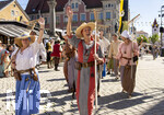 04.07.2026,  Frundsbergfest Mindelheim 2026, Historisches-Fest im Unterallgäu mit tausenden Mitwirkenden. Die Kreisstadt Mindelheim kehrt für eine Woche ins Mittelalter zurück und feiert ihre historische Geschichte. Einzug der Bauern zum Bauernmarkt.