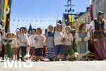 04.07.2026,  Frundsbergfest Mindelheim 2026, Historisches-Fest im Unterallgäu mit tausenden Mitwirkenden. Die Kreisstadt Mindelheim kehrt für eine Woche ins Mittelalter zurück und feiert ihre historische Geschichte. Einzug der Bauern zum Bauernmarkt. Hier das Ehepaar Frundsberg, 