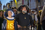 04.07.2026,  Frundsbergfest Mindelheim 2026, Historisches-Fest im Unterallgäu mit tausenden Mitwirkenden. Die Kreisstadt Mindelheim kehrt für eine Woche ins Mittelalter zurück und feiert ihre historische Geschichte. Einzug der Bauern zum Bauernmarkt. Hier das Ehepaar Frundsberg, mit Ritter Georg von Frundsberg mit Frau Anna von Lodron. 