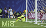 07.07.2026, Fussball Weltmeisterschaft 2026 in den USA, Achtelfinale, Argentinien - Ägypten, im Mercedes-Benz Stadium (Atlanta, GA), nach dem Kopfballtor von Enzo Fernandez (hi Argentinien) zum 3:2 sitzt Torwart Mostafa Shoubeir (Ägypten) enttäuscht am Boden.


