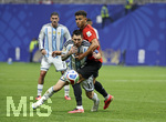 07.07.2026, Fussball Weltmeisterschaft 2026 in den USA, Achtelfinale, Argentinien - Ägypten, im Mercedes-Benz Stadium (Atlanta, GA),  Lionel Messi (li, Argentinien) am Ball gegen Hamdy Fathy (Ägypten)


