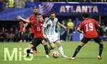 07.07.2026, Fussball Weltmeisterschaft 2026 in den USA, Achtelfinale, Argentinien - Ägypten, im Mercedes-Benz Stadium (Atlanta, GA),  Lionel Messi (Argentinien) am Ball gegen Karim Hafez (Ägypten)


