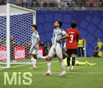 07.07.2026, Fussball Weltmeisterschaft 2026 in den USA, Achtelfinale, Argentinien - Ägypten, im Mercedes-Benz Stadium (Atlanta, GA),  Verpasste Torchance von Nicolas Tagliafico (re, Argentinien) der sich seine Hose bis zum Bauch hochzieht.


