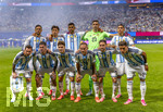 07.07.2026, Fussball Weltmeisterschaft 2026 in den USA, Achtelfinale, Argentinien - Ägypten, im Mercedes-Benz Stadium (Atlanta, GA), Mannschaftsfoto Argentinien, mit Emiliano MARTINEZ, Nicolas TAGLIAFICO,  Nico GONZALEZ, Lisandro MARTINEZ,  Cristian ROMERO, Nicolas OTAMENDI, Nahuel MOLINA, Gonzalo MONTIEL, Leandro PAREDES, Rodrigo DE PAUL, Lautaro MARTINEZ, Alexis MAC ALLISTER, Enzo FERNANDEZ, Julian ALVAREZ, Facundo MEDINA, Lionel MESSI (alle Argentinien)


