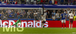 14.07.2026, Fussball Weltmeisterschaft 2026 in den USA, Halbfinale, Frankreich - Spanien, im AT&T Stadium (Dallas (Arlington)),  Elfmeter von Mikel Oyarzabal (re, Spanien) der gegen Torwart Mike Maignan (Frankreich) zum 1:0 trifft.


