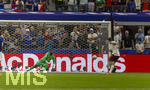 14.07.2026, Fussball Weltmeisterschaft 2026 in den USA, Halbfinale, Frankreich - Spanien, im AT&T Stadium (Dallas (Arlington)),  Elfmeter von Mikel Oyarzabal (re, Spanien) der gegen Torwart Mike Maignan (Frankreich) zum 1:0 trifft.


