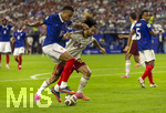 14.07.2026, Fussball Weltmeisterschaft 2026 in den USA, Halbfinale, Frankreich - Spanien, im AT&T Stadium (Dallas (Arlington)), Kylian Mbappe (li, Frankreich) am Ball gegen Marc Cucurella (Spanien) 


