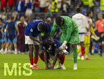14.07.2026, Fussball Weltmeisterschaft 2026 in den USA, Halbfinale, Frankreich - Spanien, im AT&T Stadium (Dallas (Arlington)), Schlusspfiff, Frust nach dem Ausscheiden bei Jules Kounde (Frankreich), Torwart Mike Maignan (re, Frankreich) tröstet ihn 


