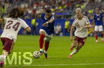 14.07.2026, Fussball Weltmeisterschaft 2026 in den USA, Halbfinale, Frankreich - Spanien, im AT&T Stadium (Dallas (Arlington)), Kylian Mbappe (mitte, Frankreich) am Ball, re: Dani Olmo (Spanien) 

