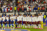 14.07.2026, Fussball Weltmeisterschaft 2026 in den USA, Halbfinale, Frankreich - Spanien, im AT&T Stadium (Dallas (Arlington)), Spanier stehen bei der Hymne zusammen.


