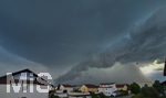 14.07.2026, Mindelheim, Unterallgäu, Heftiges Gewitter mit Hagel und Sturm ging am Abend über der Stadt Mindelheim im Unterallgäu (Bayern) nieder. Hier die Sturmfront mit extremer Wolken-Walze und dem Regen dahinter.