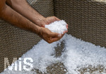 14.07.2026, Bad Wörishofen, Unterallgäu, Heftiges Gewitter mit Hagel und Sturm ging am Abend über der Stadt Bad Wörishofen im Unterallgäu (Bayern) nieder. Massig Hagelkörner in der Hand eines Bewohners auf dem Balkon.