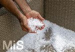 14.07.2026, Bad Wörishofen, Unterallgäu, Heftiges Gewitter mit Hagel und Sturm ging am Abend über der Stadt Bad Wörishofen im Unterallgäu (Bayern) nieder. Massig Hagelkörner in der Hand eines Bewohners auf dem Balkon.