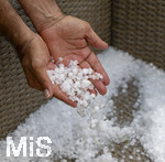 14.07.2026, Bad Wörishofen, Unterallgäu, Heftiges Gewitter mit Hagel und Sturm ging am Abend über der Stadt Bad Wörishofen im Unterallgäu (Bayern) nieder. Massig Hagelkörner in der Hand eines Bewohners auf dem Balkon.