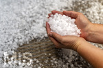 14.07.2026, Bad Wörishofen, Unterallgäu, Heftiges Gewitter mit Hagel und Sturm ging am Abend über der Stadt Bad Wörishofen im Unterallgäu (Bayern) nieder. Massig Hagelkörner in der Hand einer Bewohnerin auf dem Balkon.