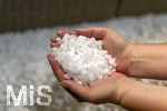 14.07.2026, Bad Wörishofen, Unterallgäu, Heftiges Gewitter mit Hagel und Sturm ging am Abend über der Stadt Bad Wörishofen im Unterallgäu (Bayern) nieder. Massig Hagelkörner in der Hand einer Bewohnerin auf dem Balkon.