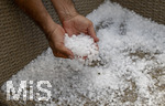 14.07.2026, Bad Wörishofen, Unterallgäu, Heftiges Gewitter mit Hagel und Sturm ging am Abend über der Stadt Bad Wörishofen im Unterallgäu (Bayern) nieder. Massig Hagelkörner in der Hand eines Bewohners auf dem Balkon.