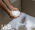 14.07.2026, Bad Wörishofen, Unterallgäu, Heftiges Gewitter mit Hagel und Sturm ging am Abend über der Stadt Bad Wörishofen im Unterallgäu (Bayern) nieder. Massig Hagelkörner in der Hand eines Bewohners auf dem Balkon.