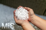 14.07.2026, Bad Wörishofen, Unterallgäu, Heftiges Gewitter mit Hagel und Sturm ging am Abend über der Stadt Bad Wörishofen im Unterallgäu (Bayern) nieder. Massig Hagelkörner in der Hand einer Bewohnerin auf dem Balkon.