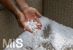 14.07.2026, Bad Wörishofen, Unterallgäu, Heftiges Gewitter mit Hagel und Sturm ging am Abend über der Stadt Bad Wörishofen im Unterallgäu (Bayern) nieder. Massig Hagelkörner in der Hand eines Bewohners auf dem Balkon.