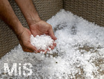 14.07.2026, Bad Wörishofen, Unterallgäu, Heftiges Gewitter mit Hagel und Sturm ging am Abend über der Stadt Bad Wörishofen im Unterallgäu (Bayern) nieder. Massig Hagelkörner in der Hand eines Bewohners auf dem Balkon.