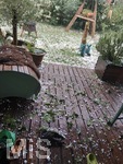 14.07.2026, Buchloe, Ostallgäu, Ein heftiges Gewitter mit Hagel und Sturm ging am Abend über der Stadt Buchloe (Bayern) nieder. Viele Hagelkörner im Garten, die Pflanzen am Balkon sind kaputt. 