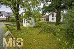 15.07.2026, Bad Wörishofen, Unterallgäu, Schäden nach dem heftigen Gewittersturm mit Hagel am vergangenen Abend über der Stadt Bad Wörishofen im Unterallgäu (Bayern). Abgebrochene Äste liegen auf dem Boden, hier im Ortsteil Stockheim.