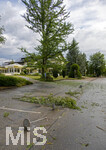 15.07.2026, Bad Wörishofen, Unterallgäu, Schäden nach dem heftigen Gewittersturm mit Hagel am vergangenen Abend über der Stadt Bad Wörishofen im Unterallgäu (Bayern). Abgebrochene Äste liegen auf dem Boden, hier beim Schwermer-Cafe.
